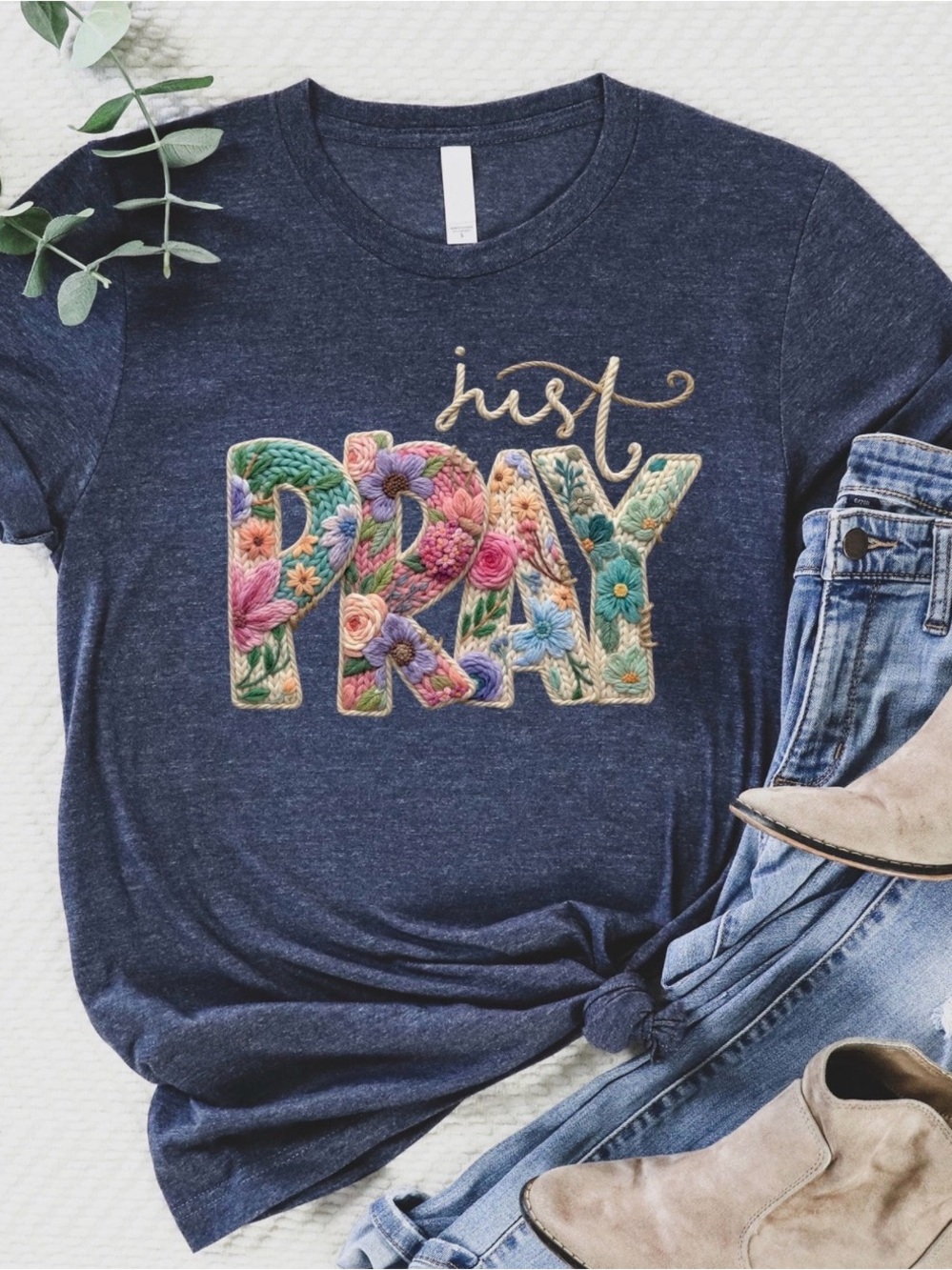 Love in Faith Women’s NWT Just Pray Floral Embroidered Heather Navy Tee Sz Small